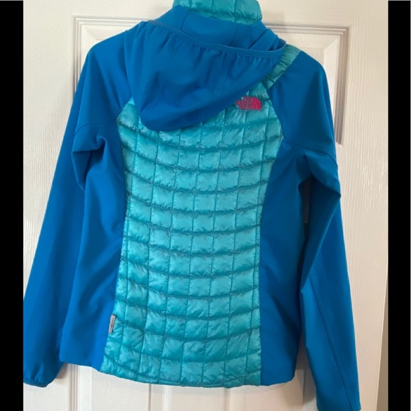 Northface Jacket and vneck shirt - Picture 6 of 9